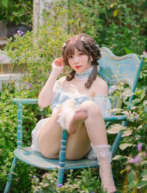 两男一女3p揉着她的奶视频
