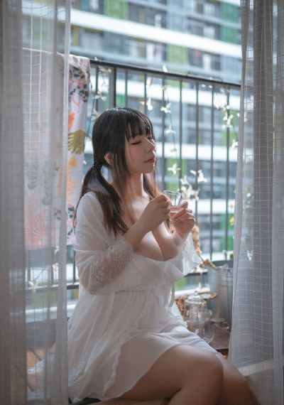 两个奶被老头摸着吃视频